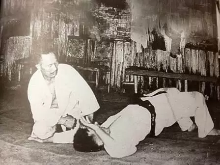 GM Choi Young Sool realizando técnica